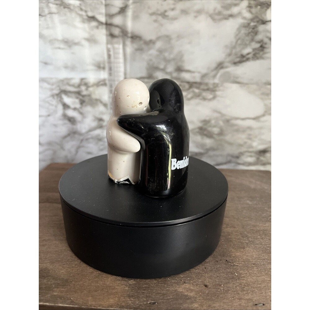 Halloween Hugging Ghosts Black & White Ceramic Salt And Pepper Shakers Bendidorm